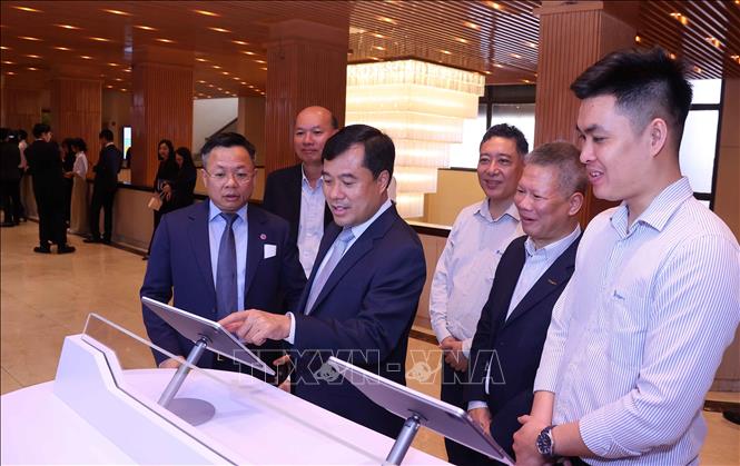 Các đại biểu trải nghiệm Nền tảng Điều hành tập trung của Đoàn đại biểu Quốc hội và Hội đồng nhân dân hai cấp Thành phố Hà Nội. Ảnh: Văn Điệp - TTXVN