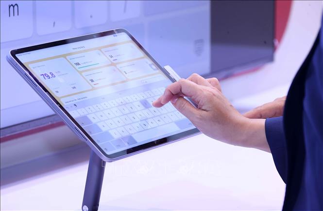 Trải nghiệm Nền tảng Điều hành tập trung của Đoàn đại biểu Quốc hội và Hội đồng nhân dân hai cấp Thành phố Hà Nội. Ảnh: Văn Điệp - TTXVN