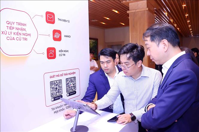 Các đại biểu trải nghiệm Nền tảng Điều hành tập trung của Đoàn đại biểu Quốc hội và Hội đồng nhân dân hai cấp Thành phố Hà Nội. Ảnh: Văn Điệp - TTXVN