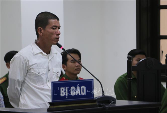 Hội đồng xét xử tuyên phạt bị cáo Nguyễn Quốc Tuấn (Tuấn Mo) 6 tháng tù giam về tội “Giết người do vượt quá giới hạn phòng vệ chính đáng” theo quy định khoản 1 Điều 126 Bộ luật Hình sự. Ảnh: Tuấn Kiệt – TTXVN.