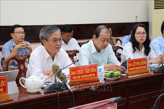 Phó Chủ tịch UBND tỉnh Vĩnh Long Châu Văn Hòa phát biểu tại buổi làm việc. Ảnh: Thanh Hòa - TTXVN