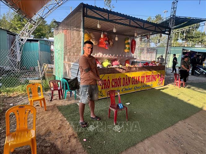Gian hàng bốc thăm trúng thưởng tại hội chợ Hương Trầm ở Tây Ninh, nơi các đối tượng bố trí “cò mồi” để dẫn dụ người dân tham gia, sau đó thực hiện hành vi chiếm đoạt tài sản. Ảnh: TTXVN phát