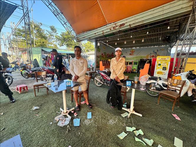 Các đối tượng sử dụng nhiều dụng cụ, bảng niêm yết giải thưởng tại gian hàng nhằm tạo lòng tin, dụ dỗ người dân tham gia trò chơi bốc thăm trúng thưởng. Ảnh: TTXVN phát