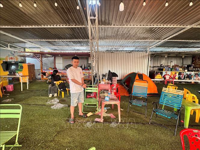 Gian hàng trò chơi bốc thăm trúng thưởng tại hội chợ Hương Trầm trên địa bàn tỉnh Tây Ninh được các đối tượng dàn dựng nhằm thực hiện hành vi lừa đảo chiếm đoạt tài sản của người dân. Ảnh: TTXVN phát