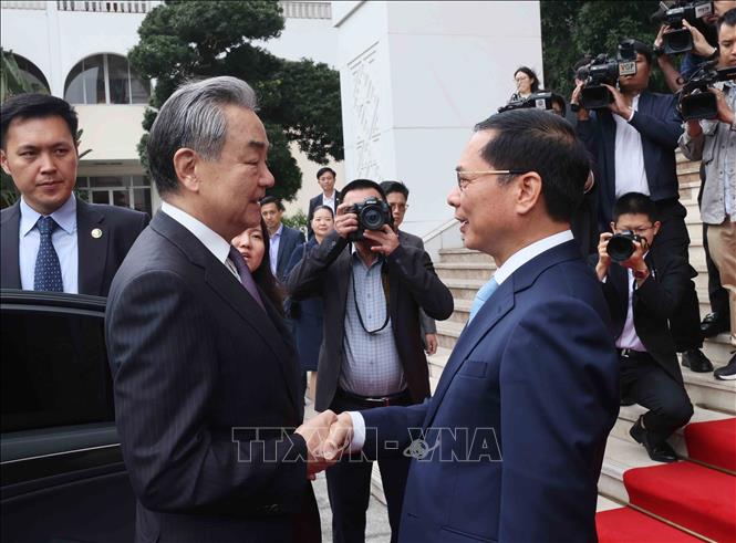 Deputy Prime Minister Bui Thanh Son welcomes Chinese Minister of Foreign Affairs Wang Yi. VNA Photo: An Đăng 