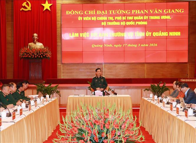 Bộ trưởng Bộ Quốc phòng Phan Văn Giang làm việc với Ban Thường vụ Tỉnh ủy Quảng Ninh. Ảnh: Trọng Đức - TTXVN
