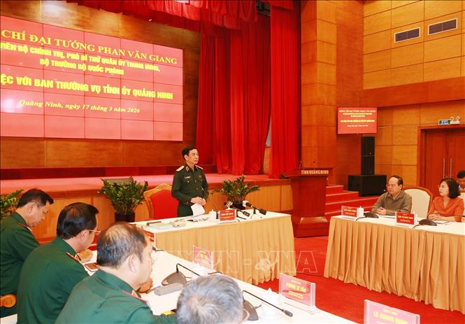 Bộ trưởng Bộ Quốc phòng Phan Văn Giang làm việc với Ban Thường vụ Tỉnh ủy Quảng Ninh. Ảnh: Trọng Đức - TTXVN