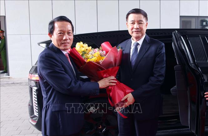 Vietnamese Minister of Public Security Gen. Luong Tam Quang welcomes Chinese counterpart Wang Xiaohong. VNA Photo: Phạm Kiên 