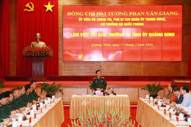 Đại tướng, Bộ trưởng Quốc phòng Phan Văn Giang làm việc với Ban Thường vụ Tỉnh ủy Quảng Ninh. Ảnh: Trọng Đức - TTXVN