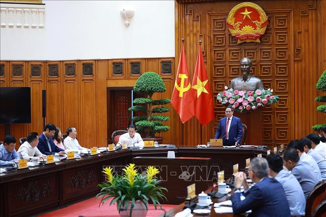 Thủ tướng Phạm Minh Chính chủ trì họp Tổ công tác bảo đảm an ninh năng lượng trước diễn biến phức tạp của cuộc xung đột quân sự tại Trung Đông. Ảnh: Dương Giang-TTXVN 
