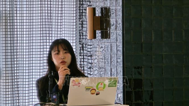 Bà Seo Jung Min, Nhóm Bán lẻ Định dạng mới Olive Young, phát biểu tại phiên thảo luận trong khuôn khổ sự kiện. Ảnh: Đức Thắng-PV TTXVN tại Hàn Quốc