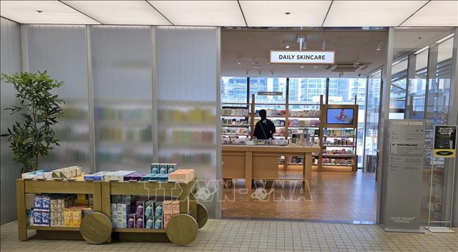 Khu trưng bày “Daily Skincare” tại cửa hàng CJ Olive Young, giới thiệu các sản phẩm chăm sóc da hằng ngày với không gian mở, thiết kế thân thiện và dễ tiếp cận cho khách hàng. Ảnh: Đức Thắng-PV TTXVN tại Hàn Quốc
