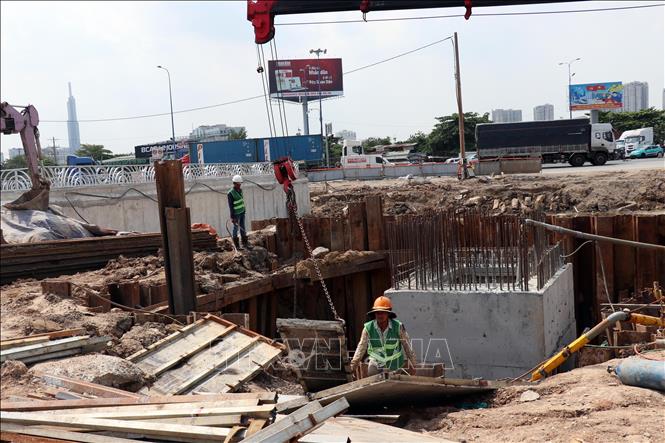 Công nhân làm việc trên công trường nút giao An Phú chiều 17/3/2026. Ảnh: Tiến Lực - TTXVN