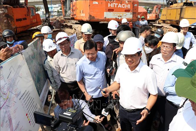Chủ tịch UBND TP. Hồ Chí Minh Nguyễn Văn Được trao đổi tại công trường. Ảnh: Tiến Lực - TTXVN