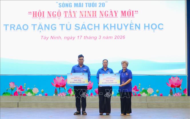 Ban Liên lạc Cựu cán bộ Đoàn Thanh niên Việt Nam phía Nam trao tặng Tủ sách khuyến học cho địa phương và trường học thuộc địa bàn xã biên giới ở Tây Ninh. Ảnh: Giang Phương – TTXVN