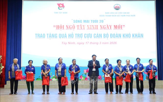 Ban Liên lạc cựu cán bộ Đoàn Thanh niên Việt Nam phía Nam tặng quà cho cựu cán bộ đoàn. Ảnh: Giang Phương – TTXVN