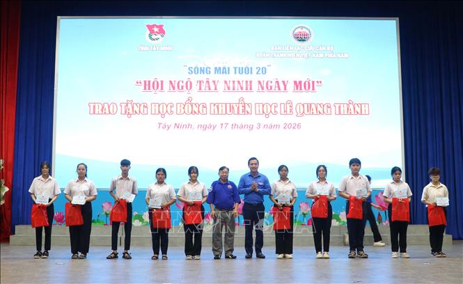 Ban Liên lạc Cựu cán bộ Đoàn Thanh niên Việt Nam phía Nam trao học bổng khuyến học thiện nguyện Lê Quang Thành cho các em học sinh vượt khó, học giỏi. Ảnh: Giang Phương – TTXVN