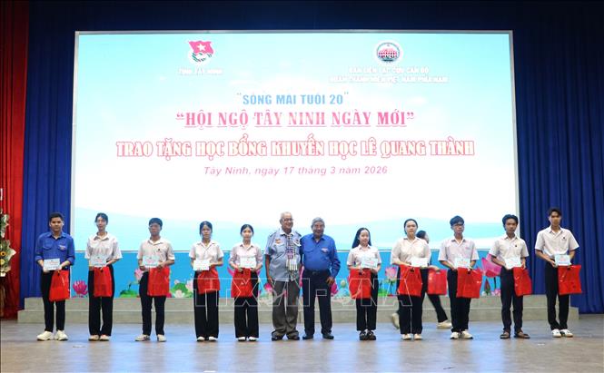 Ban Liên lạc cựu cán bộ Đoàn Thanh niên Việt Nam phía Nam trao học bổng khuyến học thiện nguyện Lê Quang Thành cho các em học sinh vượt khó, học giỏi. Ảnh: Giang Phương – TTXVN