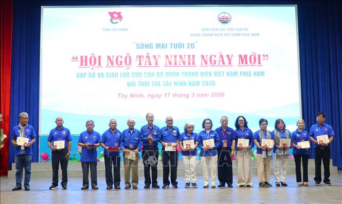 Các cựu cán bộ Đoàn Thanh niên Việt Nam phía Nam nhận Kỷ niệm chương “Vì thế hệ trẻ” của Trung ương Đoàn. Ảnh: Giang Phương – TTXVN