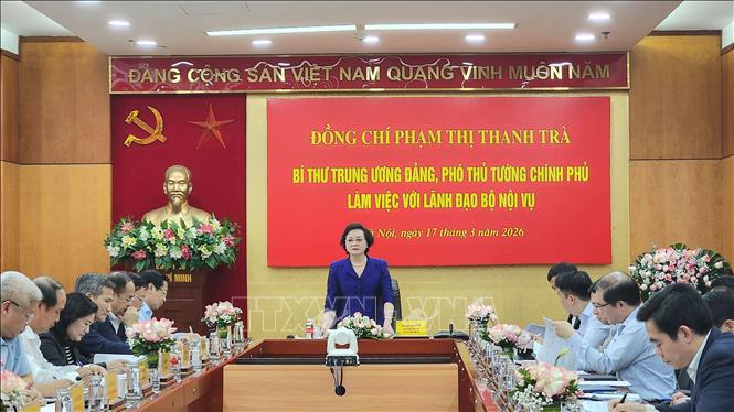 Phó Thủ tướng Chính phủ Phạm Thị Thanh Trà làm việc với lãnh đạo Bộ Nội vụ. Ảnh: Chu Thanh Vân - TTXVN