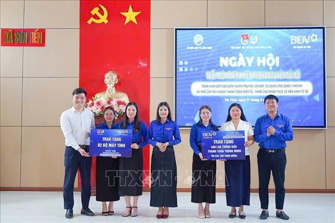 Ban Tổ chức đã trao tặng 400 loa thông minh thông báo giao dịch, 2 bộ máy vi tính cho các cơ sở Đoàn. Ảnh: Hoàng Ngà - TTXVN