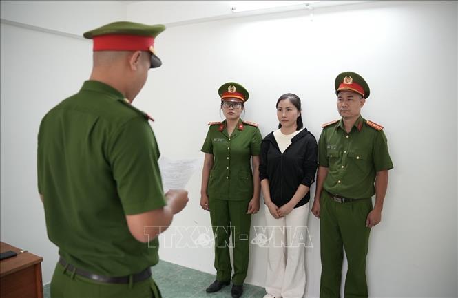 Tống đạt quyết định bắt giam bị can Trần Thị Xuân. Ảnh: TTXVN phát