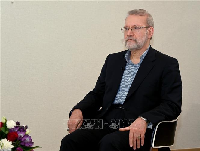 Thư ký Hội đồng An ninh Quốc gia Tối cao Iran Ali Larijani trả lời phỏng vấn chương trình truyền hình của Oman tại thủ đô Muscat, ngày 10/2/2026. Ảnh: THX/TTXVN