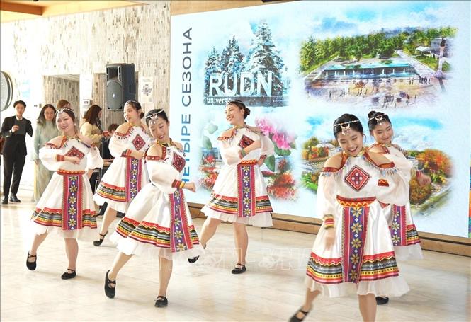 Sinh viên trình diễn tiết mục văn nghệ trong ngày khai mạc Tuần lễ Văn hóa Việt tại RUDN. Ảnh: TTXVN phát