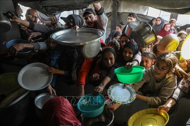 Người dân chờ được phát thực phẩm cứu trợ tại Beit Lahia, Dải Gaza, ngày 15/3/2026. Ảnh: THX/TTXVN