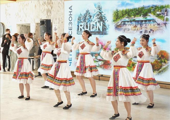 Sinh viên biểu diễn tiết mục văn nghệ trong ngày khai mạc Tuần lễ Văn hóa Việt tại RUDN. Ảnh: TTXVN phát