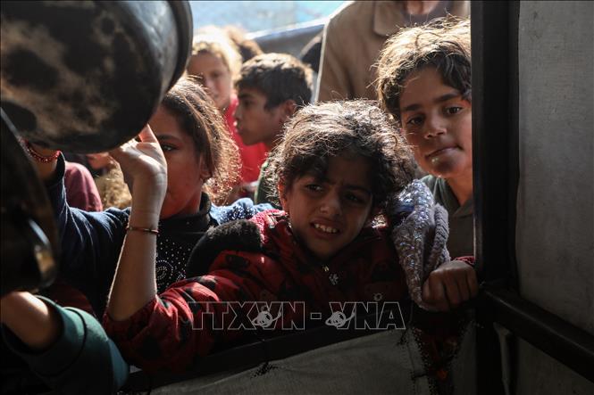 Người dân chờ được phát thực phẩm cứu trợ tại Beit Lahia, Dải Gaza, ngày 15/3/2026. Ảnh: THX/TTXVN