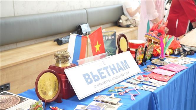 Một góc trưng bày đồ lưu niệm trong ngày khai mạc Tuần lễ Văn hóa Việt tại RUDN. Ảnh: TTXVN phát