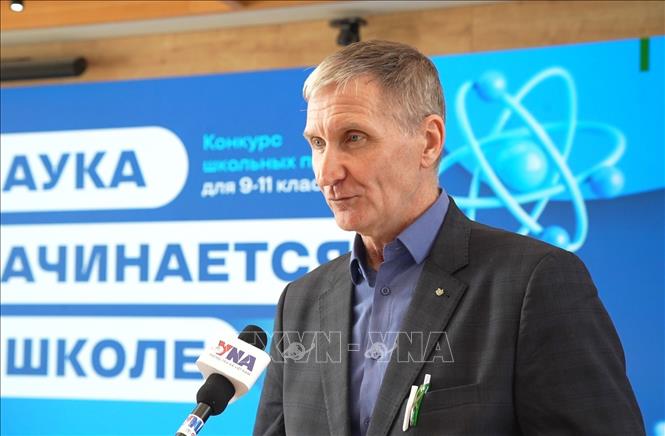 Đại diện trường RUDN - ông Vyacheslav Anatolyevich - Trưởng bộ phận Châu Á, phụ trách công tác với các Hội sinh viên, Dự án và Sáng kiến trường RUDN đánh giá cao sự sáng tạo và nỗ lực của sinh viên Việt Nam. Ảnh: TTXVN phát