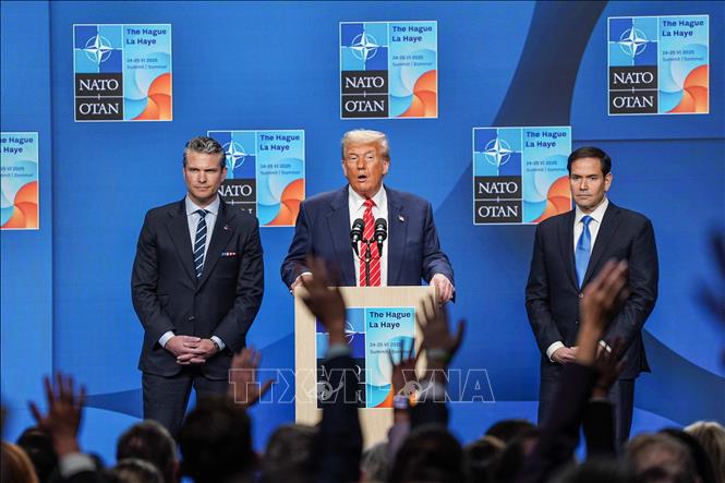Tổng thống Mỹ Donald Trump (giữa) phát biểu trong cuộc họp báo sau Hội nghị thượng đỉnh NATO ở La Haye, Hà Lan ngày 25/6/2025. Ảnh: THX/TTXVN