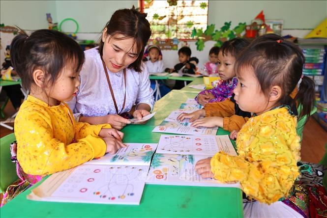 Giáo viên, đảng viên Vàng Thị Tro trong một buổi dạy lớp ghép 4 và 5 tuổi tại điểm trường Tràng Hương, xã Mèo Vạc. Ảnh: Minh Đức - TTXVN