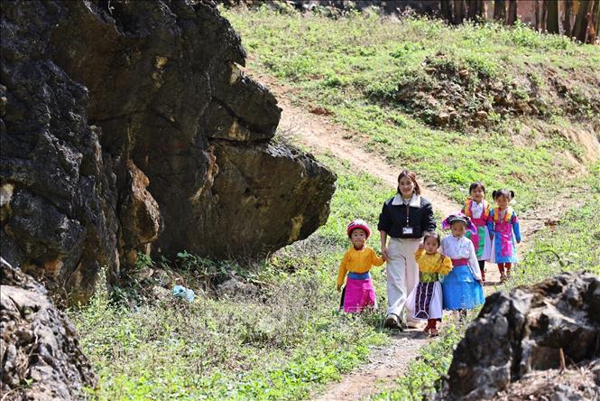 Bằng tâm huyết và lòng nhân hậu, cô giáo, đảng viên Vàng Thị Tro đã thắp lên niềm tin, khát vọng học tập cho học trò dân tộc thiểu số nơi vùng cao. Ảnh: Minh Đức - TTXVN
