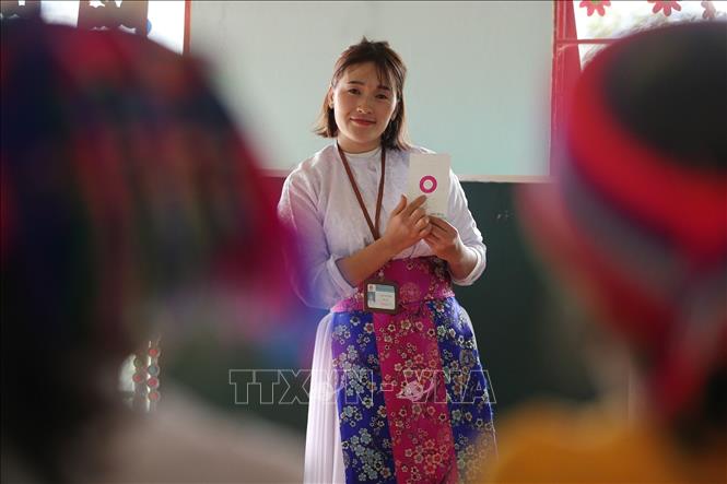 Bằng tâm huyết và lòng nhân hậu, cô giáo, đảng viên Vàng Thị Tro đã thắp lên niềm tin, khát vọng học tập cho học trò dân tộc thiểu số nơi vùng cao. Ảnh: Minh Đức - TTXVN