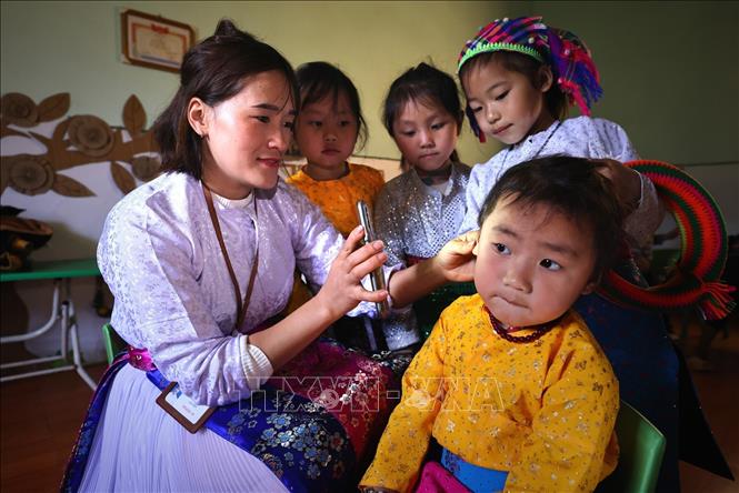 Vùng cao biên giới khó khăn, thiếu thốn trăm bề nhưng bằng tình yêu thương, cô giáo Vàng Thị Tro đã luôn cần mẫn chăm lo, coi các học trò nhỏ như con của mình. Ảnh: Minh Đức - TTXVN