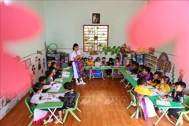 Giáo viên, đảng viên Vàng Thị Tro trong một buổi dạy lớp ghép 4 và 5 tuổi tại điểm trường Tràng Hương, xã Mèo Vạc. Ảnh: Minh Đức - TTXVN