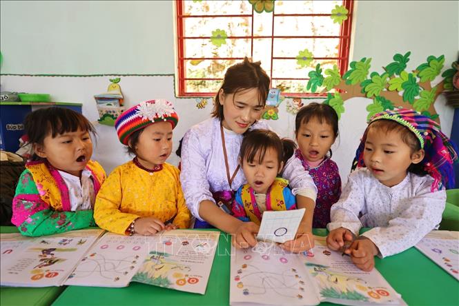 Giáo viên, đảng viên Vàng Thị Tro trong một buổi dạy lớp ghép 4 và 5 tuổi tại điểm trường Tràng Hương, xã Mèo Vạc. Ảnh: Minh Đức - TTXVN