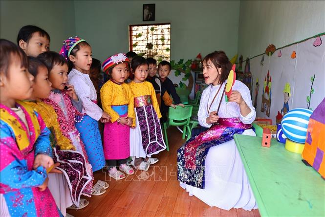 Giáo viên, đảng viên Vàng Thị Tro trong một buổi dạy lớp ghép 4 và 5 tuổi tại điểm trường Tràng Hương, xã Mèo Vạc. Ảnh: Minh Đức - TTXVN
