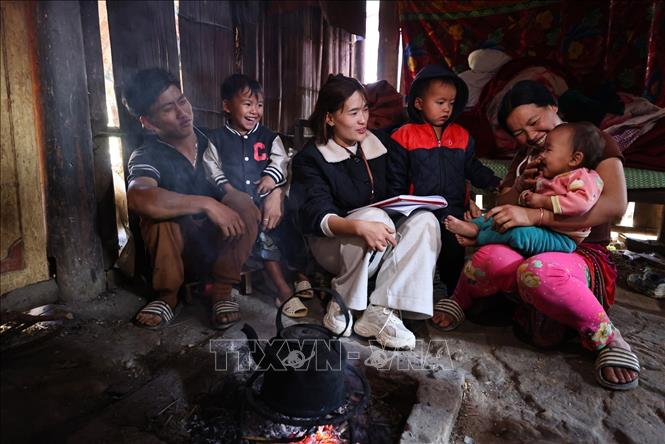 Với cô giáo Vàng Thị Tro, thuyết phục cho con em đồng bào đi học là công việc mà cô luôn đau đáu suy nghĩ và tìm mọi cách thực hiện để đưa các em đến trường. Ảnh: Minh Đức – TTXVN