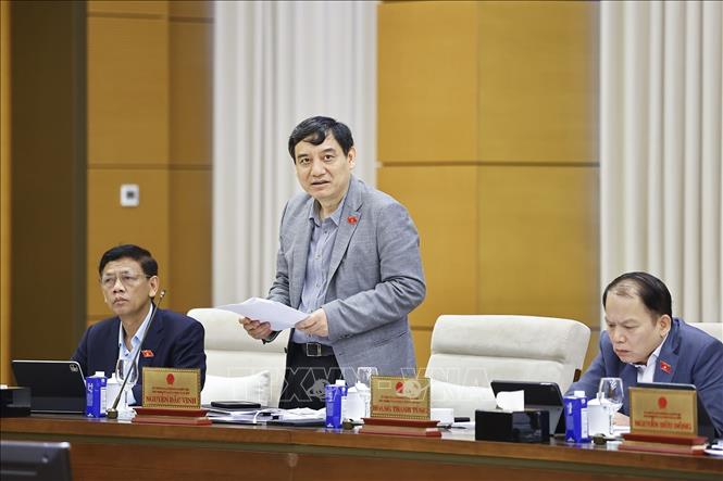 Chủ nhiệm Ủy ban Văn hóa và Xã hội của Quốc hội Nguyễn Đắc Vinh trình bày tóm tắt báo cáo thẩm tra sơ bộ, đề xuất các vấn đề cần Quốc hội tập trung thảo luận. Ảnh: Doãn Tấn - TTXVN