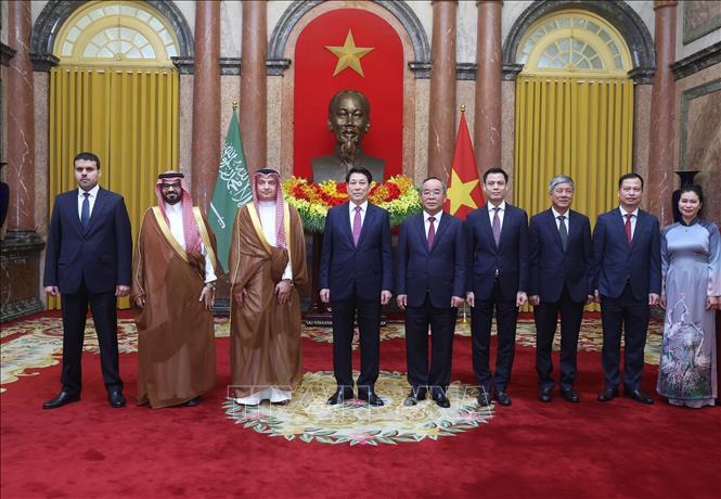 Chủ tịch nước Lương Cường với Đại sứ Vương quốc Ả-rập Xê-út tại Việt Nam Thamer Mohammed al-Gosaibi và các đại biểu. Ảnh: Lâm Khánh – TTXVN