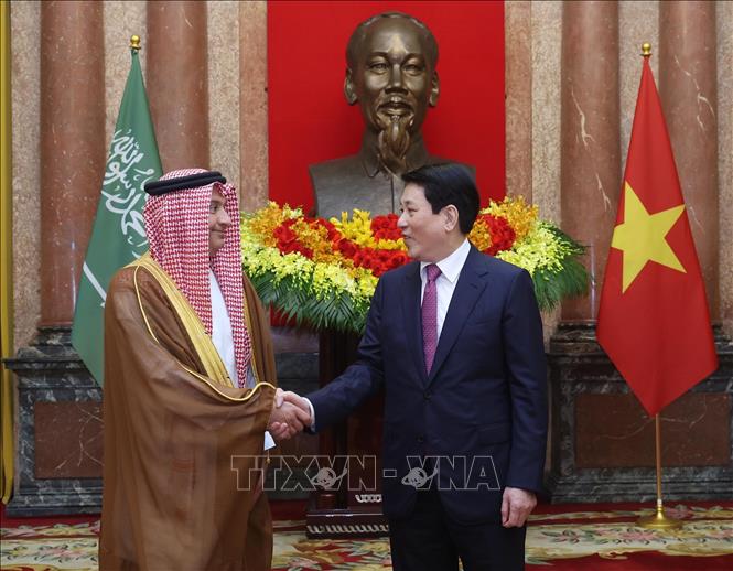 Chủ tịch nước Lương Cường với Đại sứ Vương quốc Ả-rập Xê-út tại Việt Nam Thamer Mohammed al-Gosaibi. Ảnh: Lâm Khánh – TTXVN