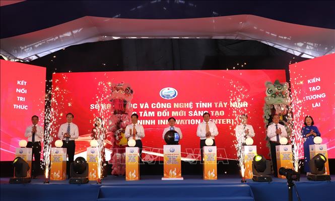 Đại biểu thực hiện nghi thức khánh thành Trung tâm Đổi mới sáng tạo tỉnh Tây Ninh. Ảnh: Đức Hạnh - TTXVN