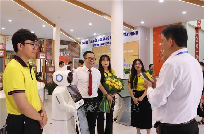 Đại biểu tham quan gian hàng trưng bày, giới thiệu sản phẩm, giải pháp công nghệ; kết nối cung - cầu công nghệ. Ảnh: Đức Hạnh - TTXVN