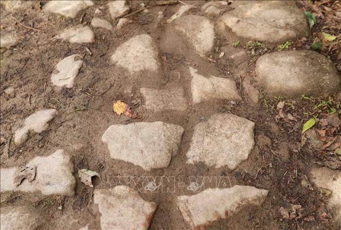 Mặt đường được làm bằng những khối đá được xếp sát vào nhau bề rộng của mặt đường rộng khoảng 3 mét. Ảnh: Quý Trung – TTXVN