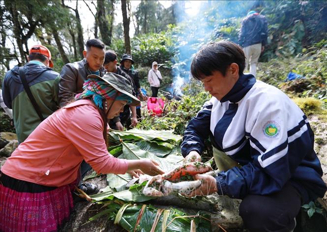 Khi dừng chân giữa cung đường, du khách sẽ được thưởng thức những món ăn do người dân bản địa chế biến với đủ hương vị đặc trưng của Tây Bắc. Ảnh: Quý Trung – TTXVN