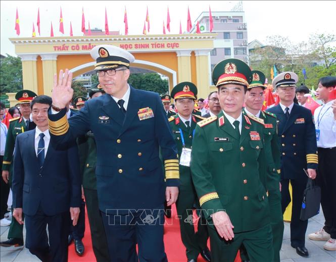 Đại tướng, Bộ trưởng Quốc phòng Phan Văn Giang và Thượng tướng, Bộ trưởng Quốc phòng Trung Quốc Đổng Quân thăm trường THPT Trần Phú. Ảnh: Trọng Đức - TTXVN